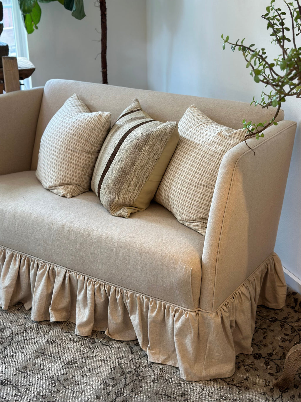 VINTAGE SETTEE WITH RUFFLE SKIRT