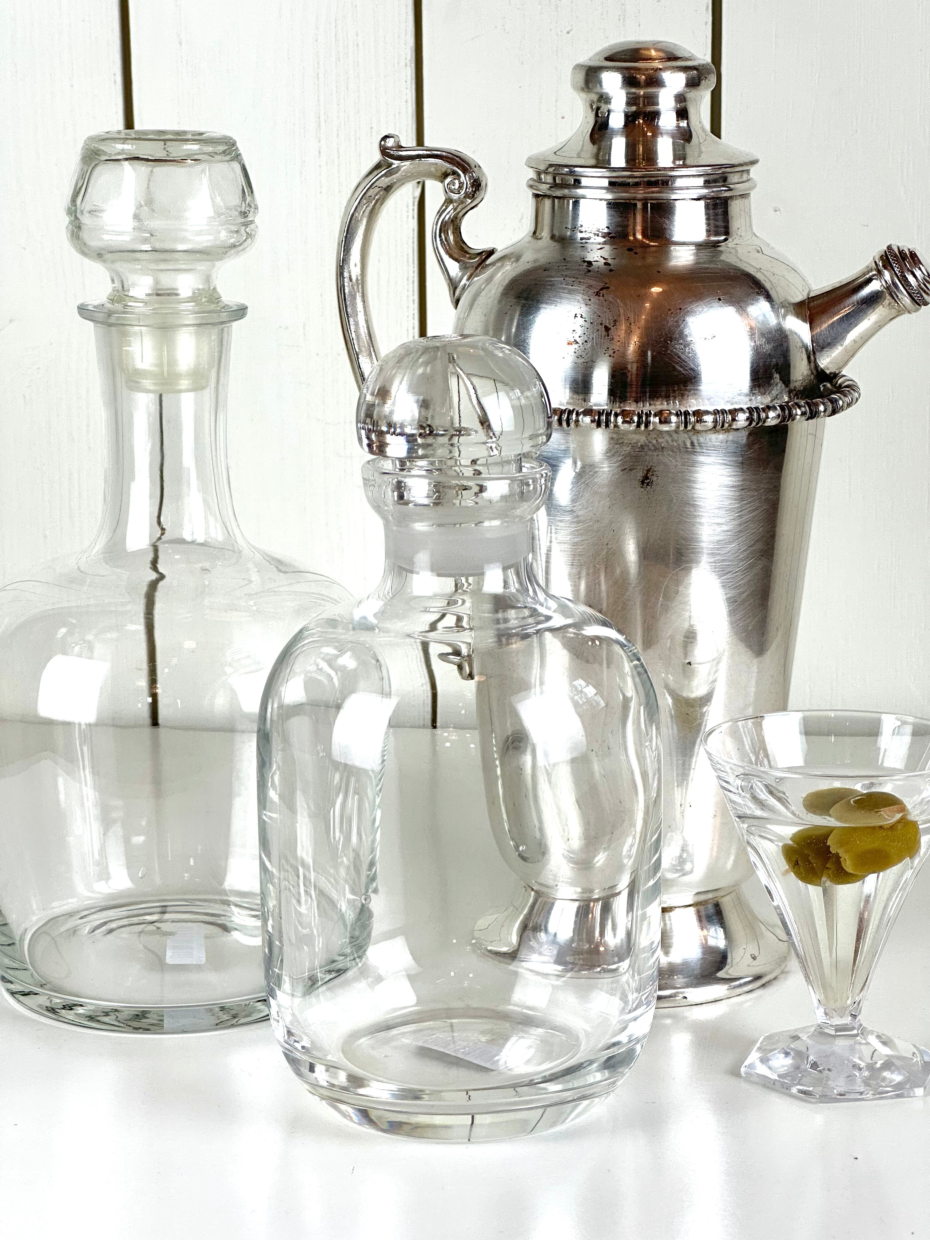 VINTAGE CLASSIC GLASS DECANTER