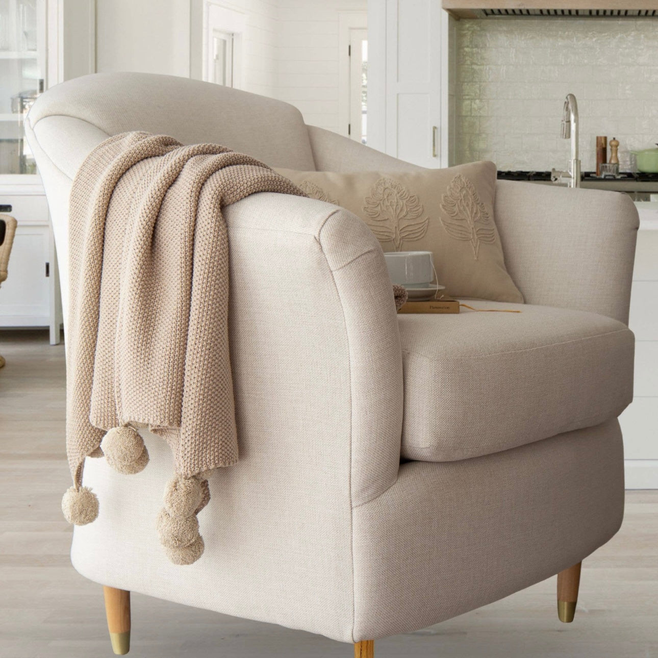 ARIA THROW WITH POMPOMS